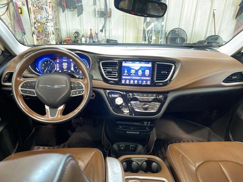Used 2019 Chrysler Pacifica Limited w/ Advanced Safetytec Group FWD image 26