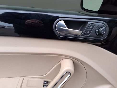 Used 2018 Volkswagen Beetle 2.0T SE w/ SE Premium Package image 34