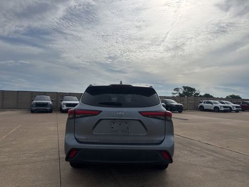 Used 2021 Toyota Highlander XLE FWD image 19