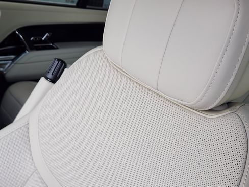 New 2025 Land Rover Range Rover Long Wheelbase SE image 15