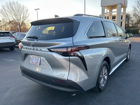 Used 2024 Toyota Sienna XLE image 5