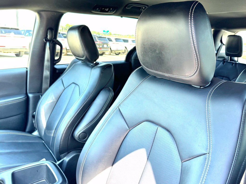 Used 2025 Chrysler Pacifica Select FWD image 12