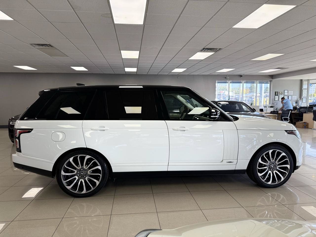 Used 2020 Land Rover Range Rover Long Wheelbase HSE AWD/4WD image 3