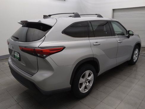 Used 2022 Toyota Highlander L FWD image 9