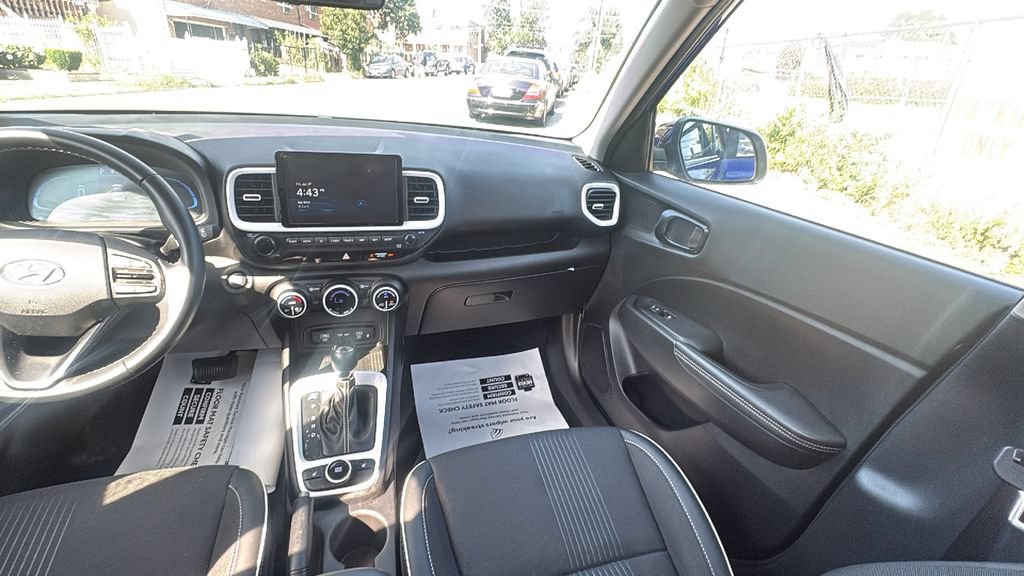 Used 2025 Hyundai Venue Limited FWD image 29