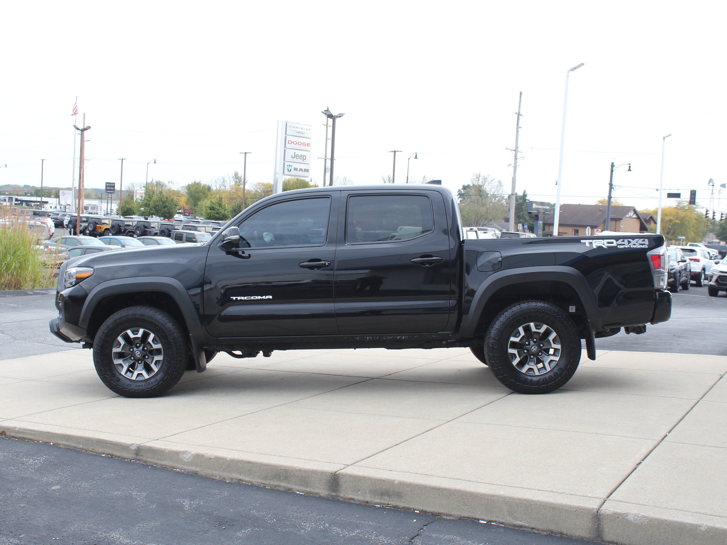 Used 2023 Toyota Tacoma TRD Off-Road w/ TRD Premium Off Road Package AWD/4WD image 9