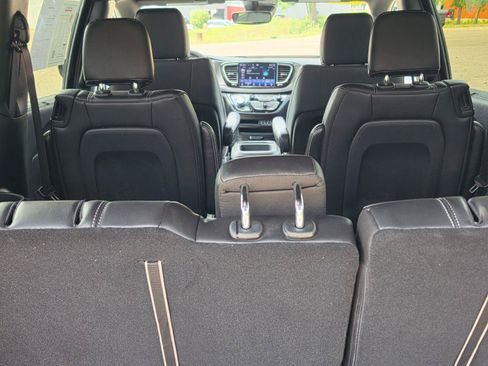 Used 2025 Chrysler Pacifica Select FWD image 15