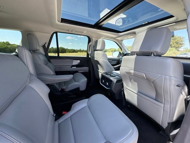 Used 2025 Ford Expedition Active AWD/4WD image 13