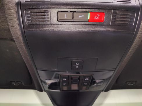 Certified 2022 Volkswagen Tiguan SE R-Line image 30