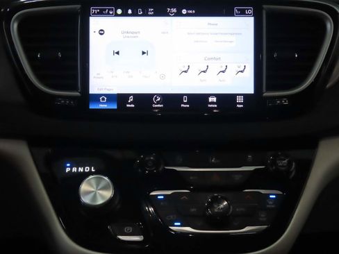 Used 2022 Chrysler Pacifica Touring-L FWD image 10