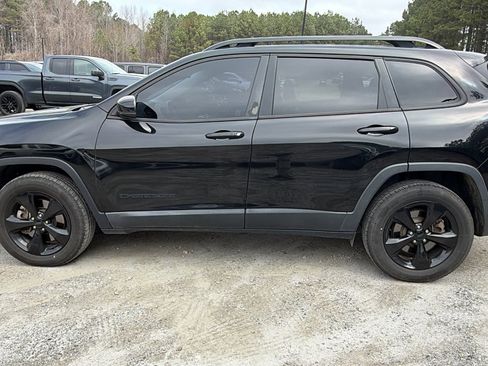 Used 2019 Jeep Cherokee Latitude Plus image 11