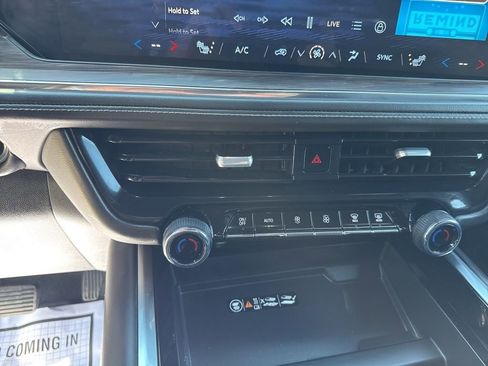 Used 2025 Chevrolet Suburban Z71 AWD/4WD image 17