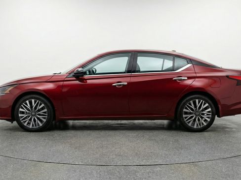Used 2025 Nissan Altima 2.5 SV FWD image 5