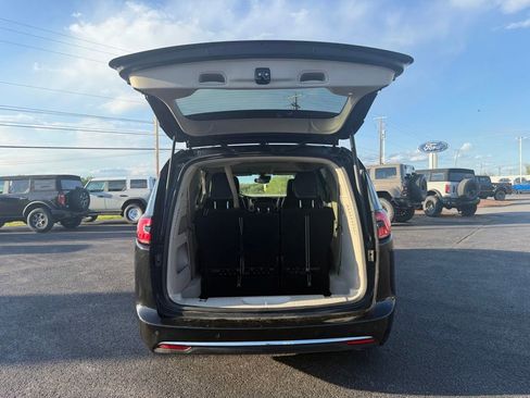 Used 2023 Chrysler Pacifica Touring-L FWD image 5