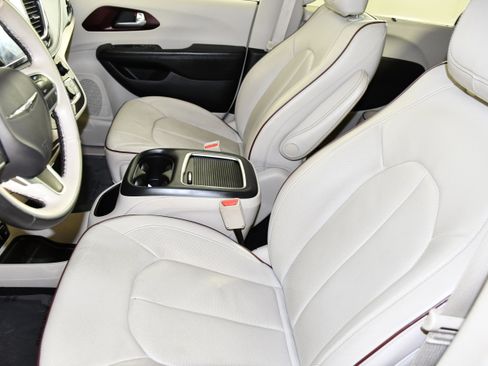 Used 2017 Chrysler Pacifica Limited FWD image 37