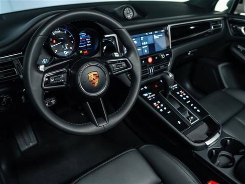New 2026 Porsche Macan image 4