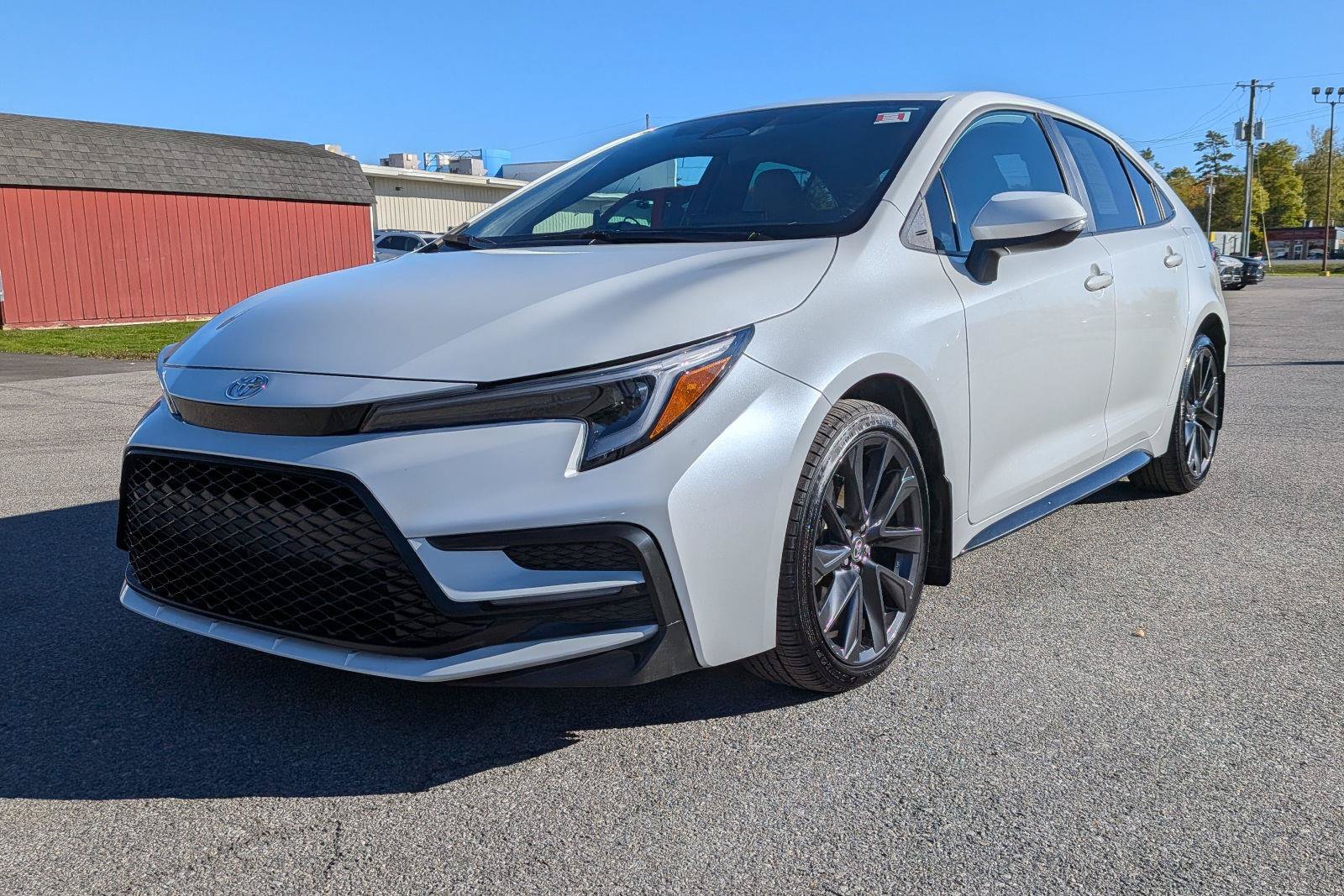 Used 2025 Toyota Corolla SE FWD image 3