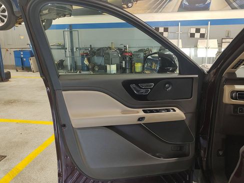 Used 2021 Lincoln Aviator Reserve w/ Elements Package Plus AWD/4WD image 18
