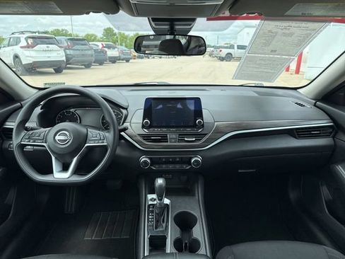 Used 2025 Nissan Altima 2.5 SV FWD image 24