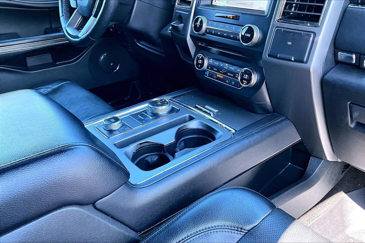 Used 2018 Ford Expedition XLT w/ Equipment Group 202A AWD/4WD image 32