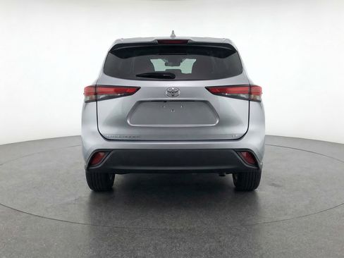 Used 2025 Toyota Highlander LE image 7