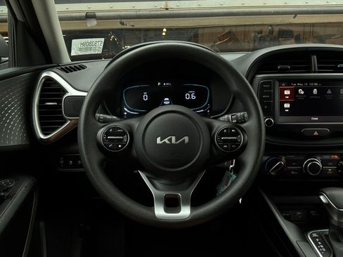 Used 2025 Kia Soul LX w/ LX Technology Package FWD image 30