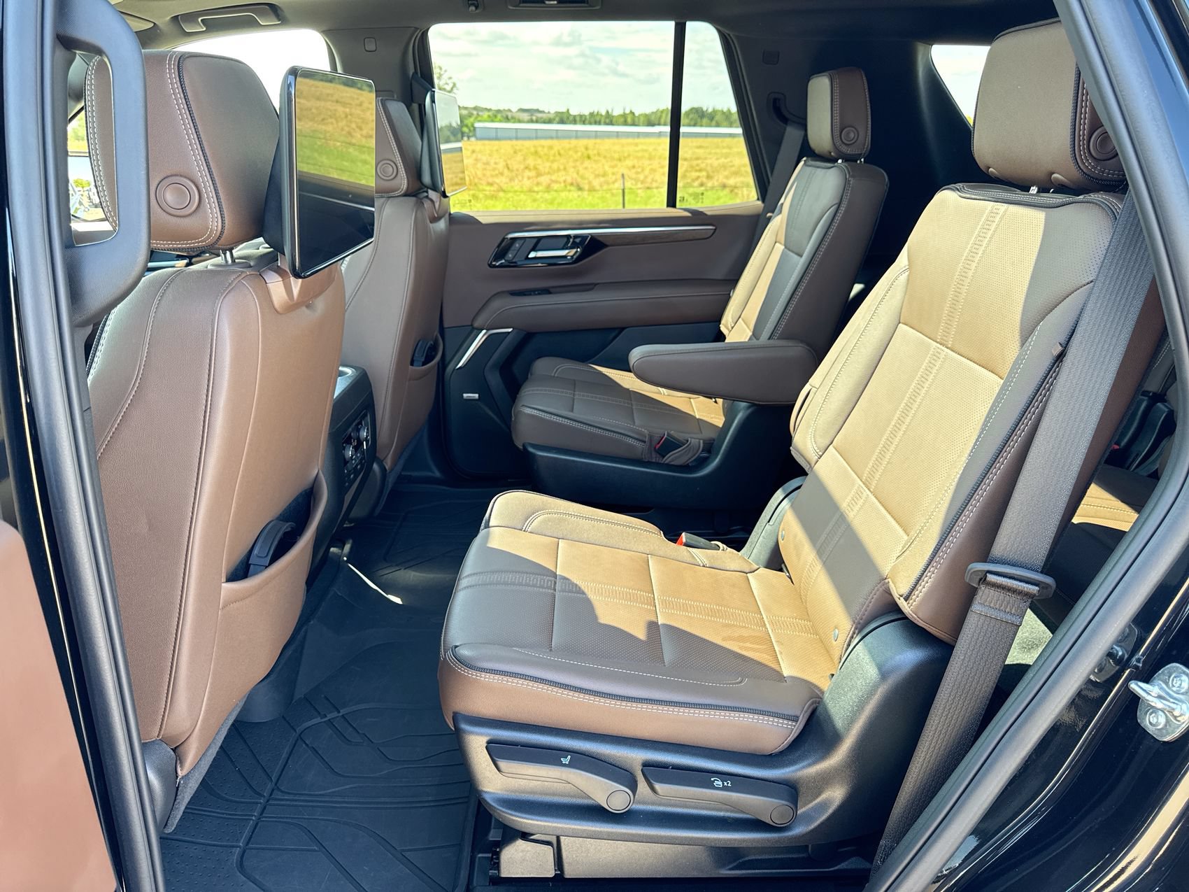 Used 2025 Chevrolet Tahoe High Country AWD/4WD image 24