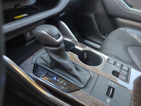 Used 2023 Toyota Highlander Limited FWD image 26