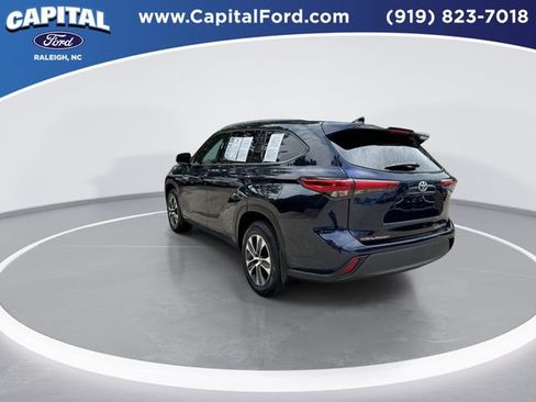 Used 2021 Toyota Highlander XLE AWD/4WD image 6