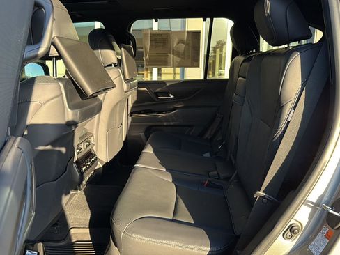 Used 2023 Lexus LX 600 4WD w/ Luxury Package image 9