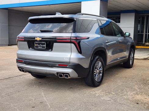 Used 2025 Chevrolet Traverse LT FWD image 6