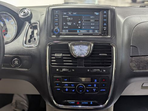 Used 2016 Chrysler Town & Country Touring w/ Driver Convenience Group image 18