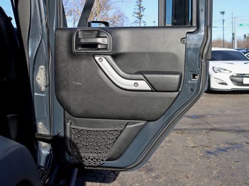 Used 2017 Jeep Wrangler Unlimited Rubicon w/ Dual Top Group image 37