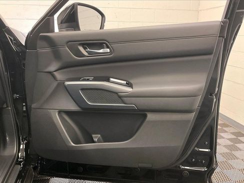 Certified 2025 Nissan Pathfinder SL image 23