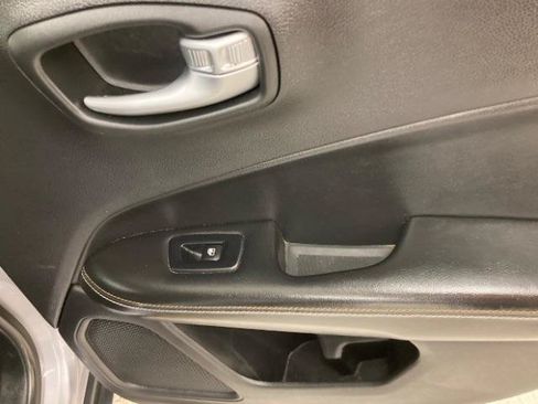 Used 2017 Jeep Compass Latitude w/ Cold Weather Group FWD image 38