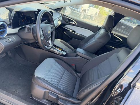 Used 2025 Chevrolet Trax LT w/ LT Convenience Package FWD image 9