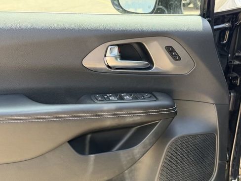 New 2026 Chrysler Pacifica Select FWD image 12
