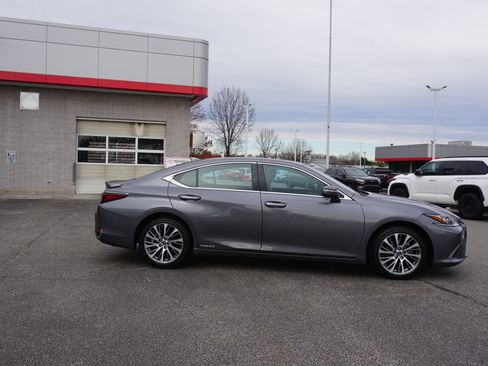 Used 2021 Lexus ES 300h w/ Premium Package image 3