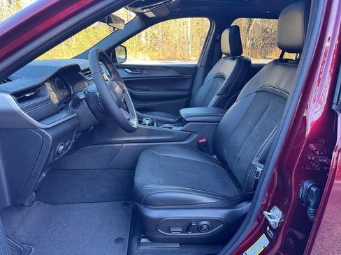 New 2025 Jeep Grand Cherokee Altitude image 12