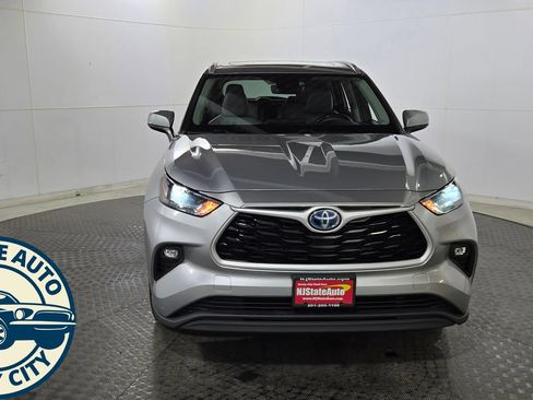 Used 2023 Toyota Highlander XLE AWD/4WD image 2