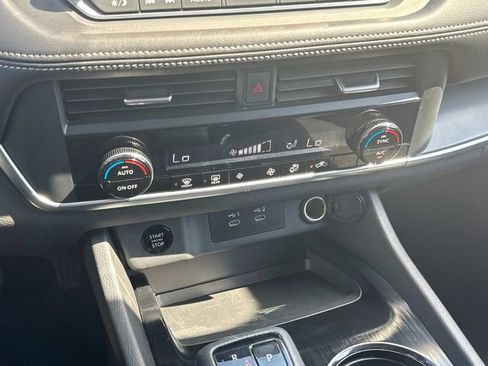 Used 2025 Nissan Rogue SV FWD image 33