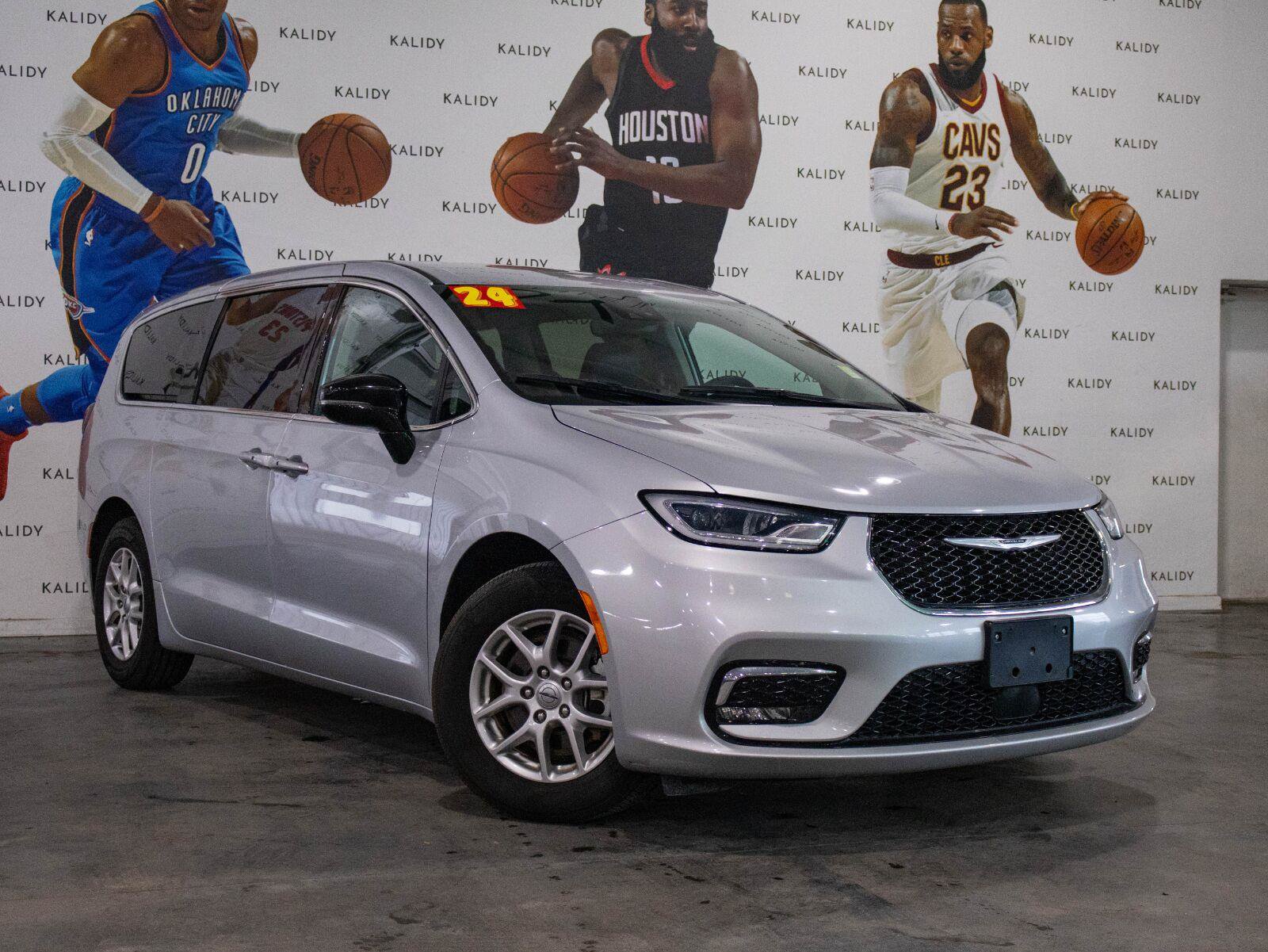 Used 2024 Chrysler Pacifica Touring-L FWD image 2