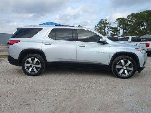 Used 2018 Chevrolet Traverse LT image 3