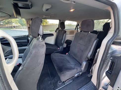 Used 2012 Dodge Grand Caravan SXT FWD image 12