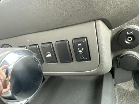 Used 2011 Nissan Frontier SL AWD/4WD image 22