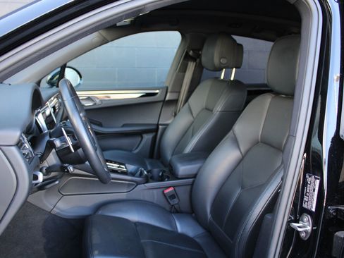 Certified 2023 Porsche Macan S image 4