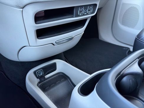 Used 2023 Chrysler Pacifica Touring-L image 27