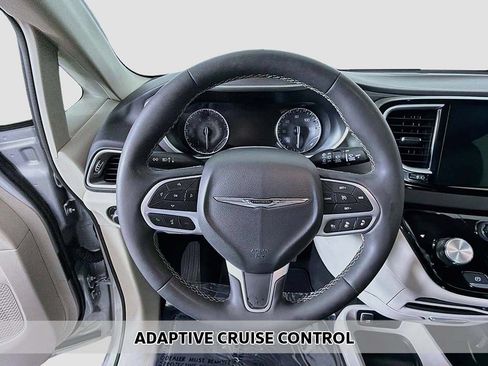 Used 2024 Chrysler Pacifica Touring-L FWD image 3
