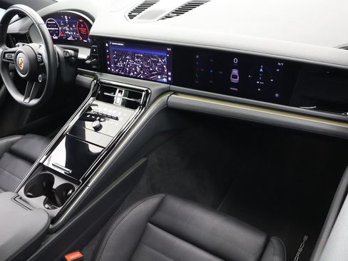 Used 2024 Porsche Panamera image 2
