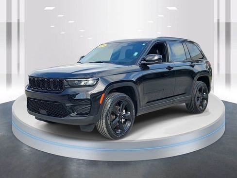 Used 2024 Jeep Grand Cherokee Altitude image 3